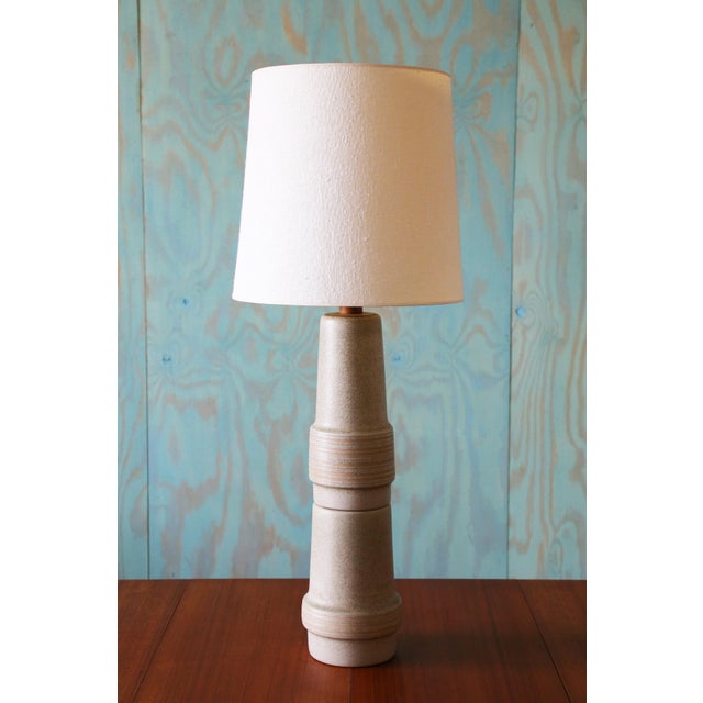 A highly collectable 1960s lamp designed by Jane and Gordon Martz of Marshall Studios in Veedersburg Indiana. These lamps...