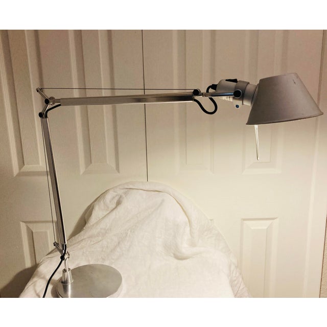 1980s Classic Modern Vintage Artemide Toloemo Table Lamp in Silver Gray Designed by Michelle De Lucchi For Sale - Image 5 of 11