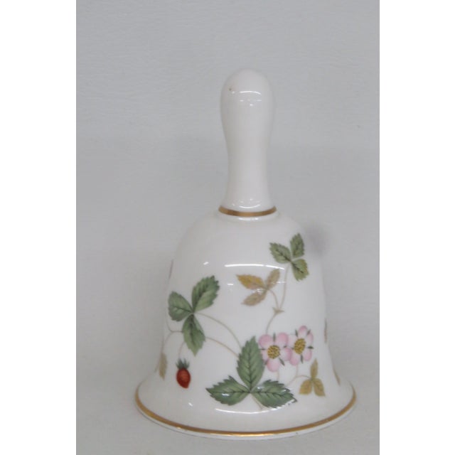 English Wedgwood England Wild Strawberry Bell Fine Bone China With Gold Gilt Trim 4738b For Sale - Image 3 of 10
