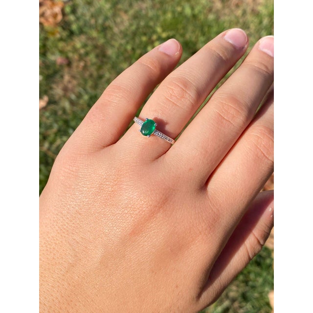 The 42nd Avenue: Emerald and Diamond Ring in White Gold For Sale - Image 11 of 11