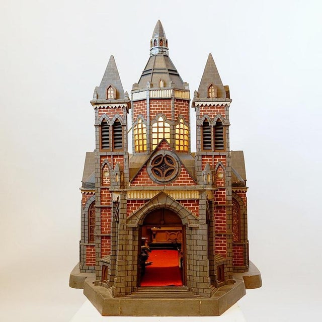 "Basilique Bonsecoure" scale model - Circa 1940 Wear consistent with age and use. Measures : 60cmx75cm H:95cm Material : Wood