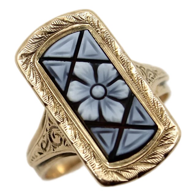 19th Century Victorian 14k Gold Carved Floral Banded Agate Ring, Size 6 For Sale
