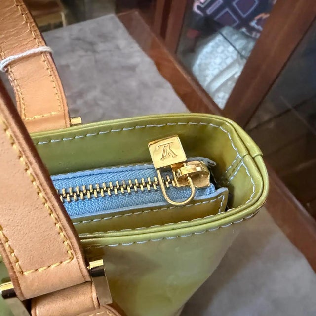 1999 Louis Vuitton Houston Pepper Mint Vernis Houston Tote Bag For Sale - Image 9 of 12