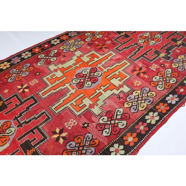 his exquisite oversized kilim originates from the Kars region in eastern Türkiye, renowned for its rich weaving heritage....