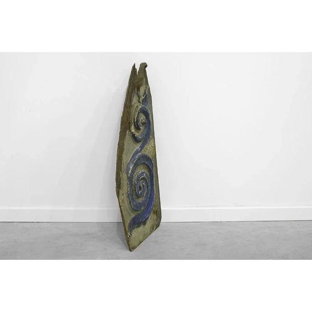 Decorative relief in carved and polychrome wood in rectangular pointed shape. Background with white patina with polychrome...