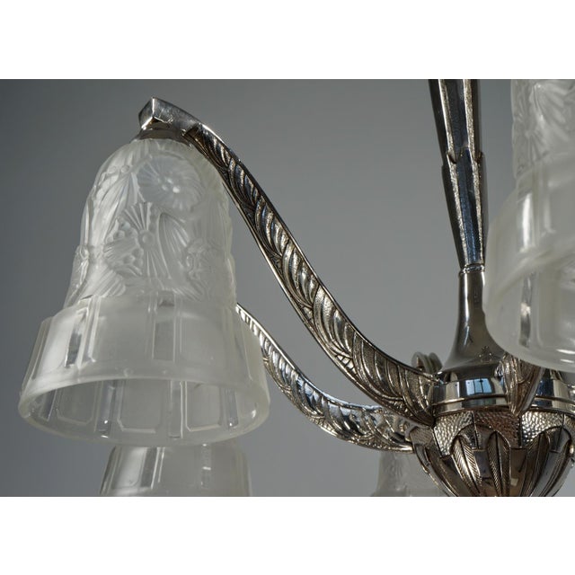 Hettier & Vincent French Art Deco Chandelier 1930s - Floral Glass & Nickeled Bronze For Sale - Image 10 of 15