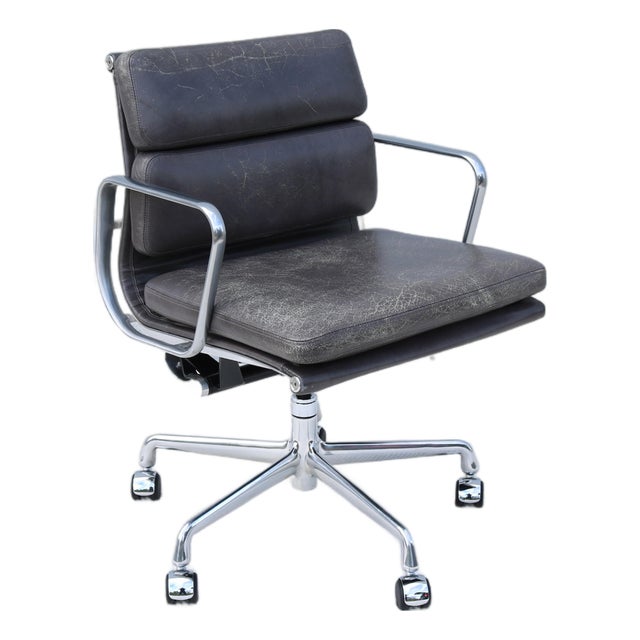 Mid-Century Distressed Gray Leather Eames Soft Pad Management Chair by Herman Miller For Sale