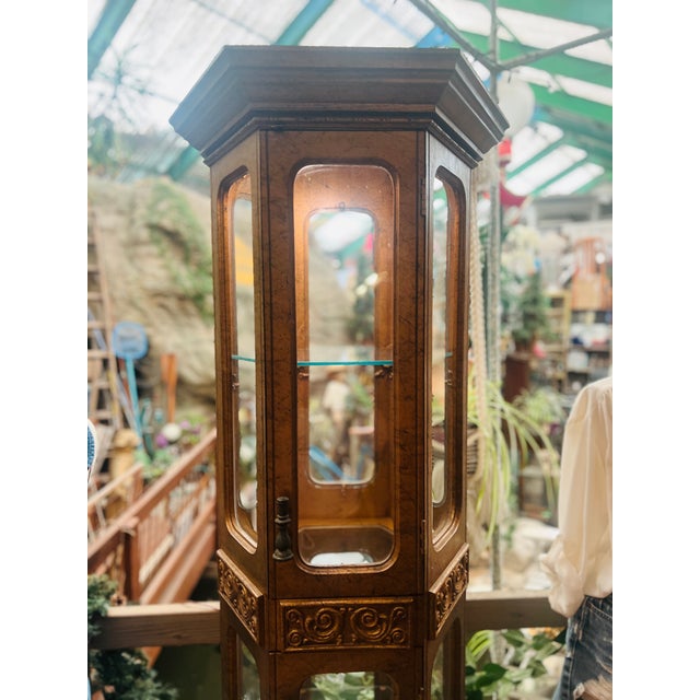 Mid-Century Hollywood Regency Gold Gilt Display Cabinet | Curio For Sale - Image 9 of 18