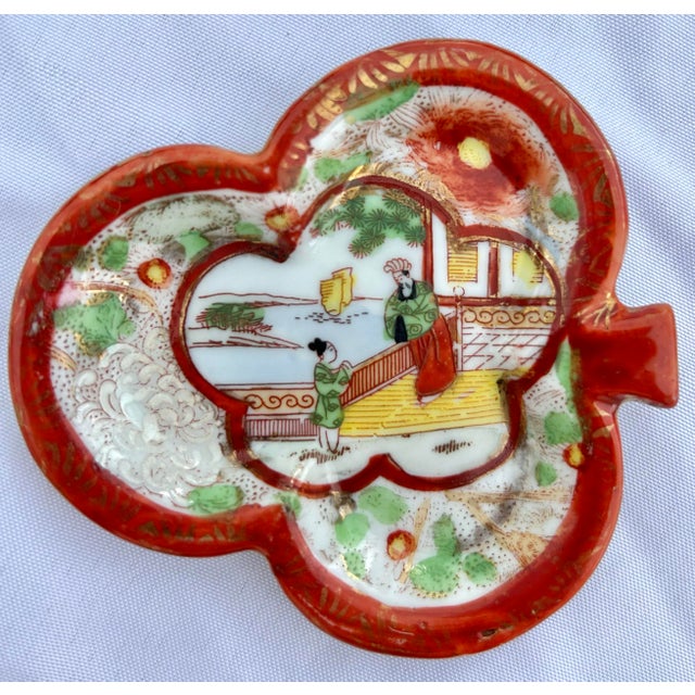 1920’s Antique Japanese Chinoiserie Hand Painted Traditional Geisha Girl & Pagoda Plates & Small Bowls - A 26 Piece Set For Sale In Naples, FL - Image 6 of 12