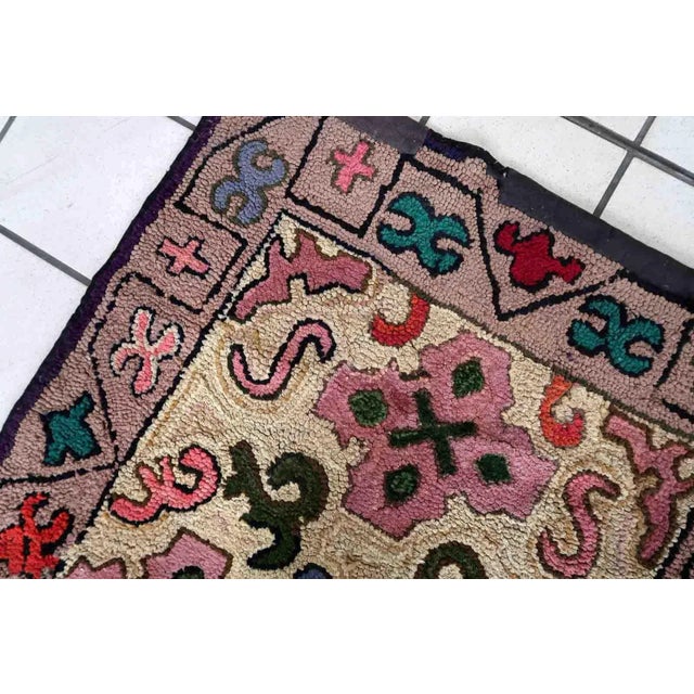 Late 19th Century 1880s Handmade Antique American Hooked Rug 2.4' X 5.7' For Sale - Image 5 of 9