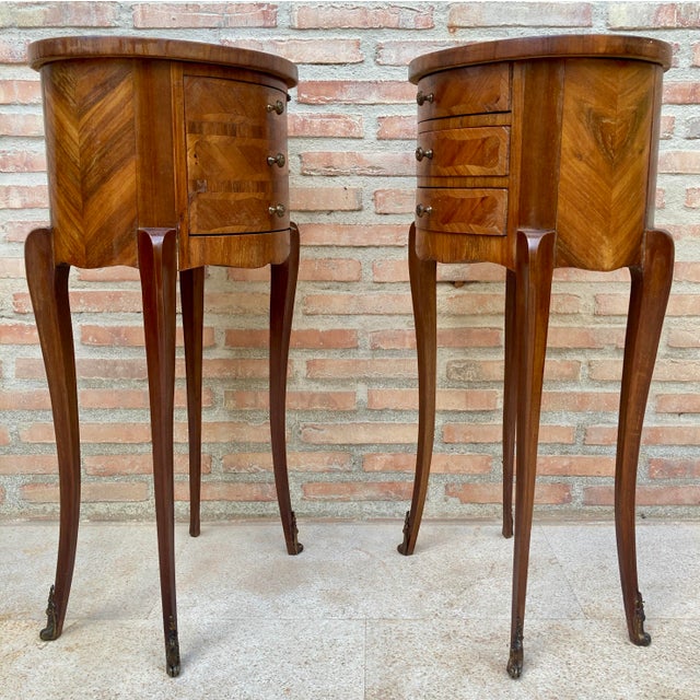 French 1930s Pair of French Louis XV Style Marquetry Nightstands With Drawers and Cabinet For Sale - Image 3 of 15