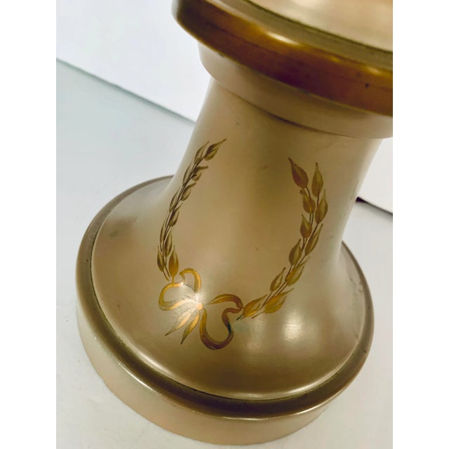American Vintage Early 20th Century Tan and Gold Metal Tole Table Lamp With Matching Shade For Sale - Image 3 of 12