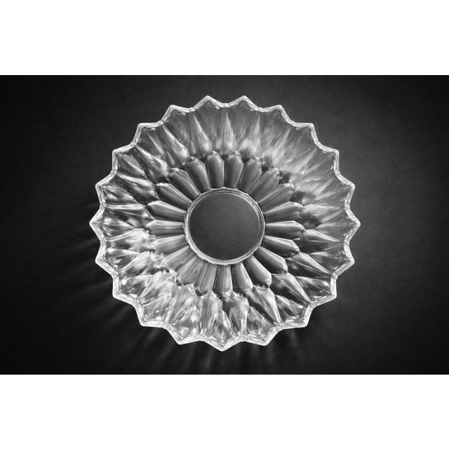Vintage Clear Glass Faceted Centerpiece Bowl – Scalloped Edge Geometric Design For Sale - Image 4 of 8