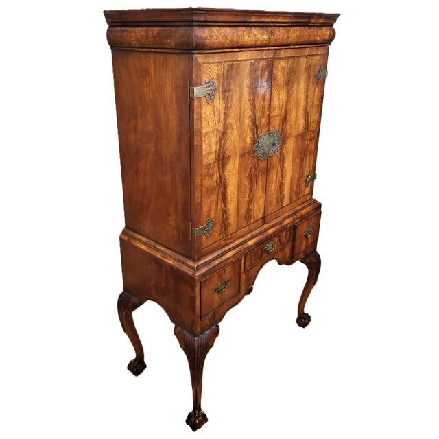 Fresh from a New York City estate, we have a great pleasure to offer you this fine Antique English Queen Anne Style Burl...