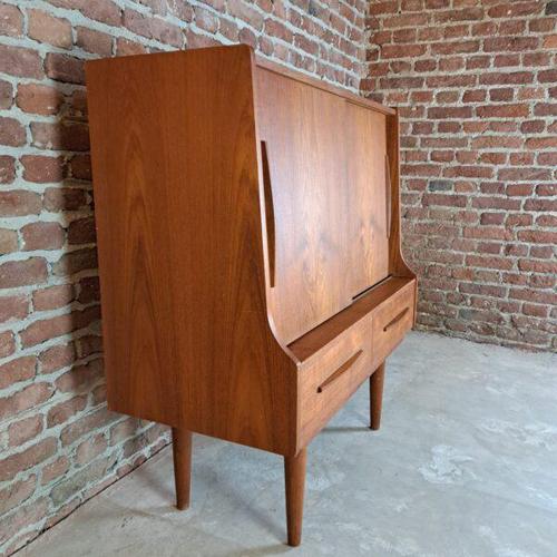 Vintage teak tall sideboard / bar cabinet