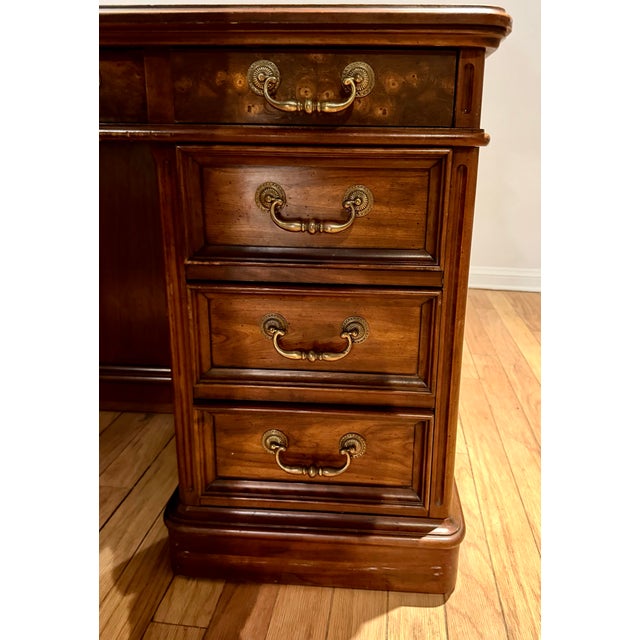 American Mid-Century Sligh Kidney-Shaped Traditional Executive Mahogany Pedestal Desk For Sale - Image 3 of 9
