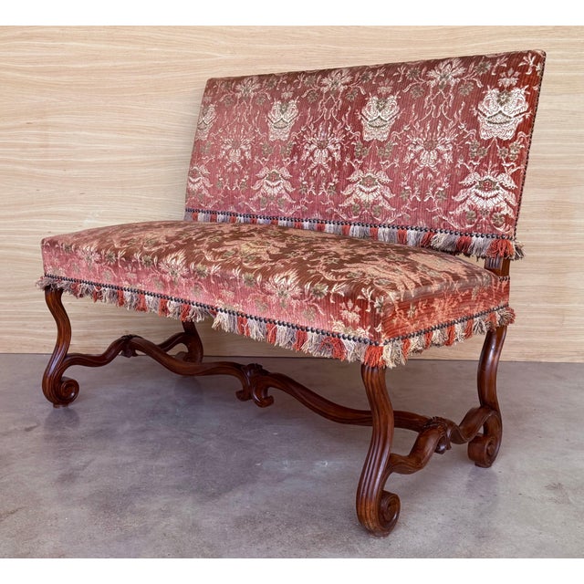 Early 20th Century Spanish Damask Velvet Bench with Back and Walnut Carved Legs For Sale - Image 17 of 18
