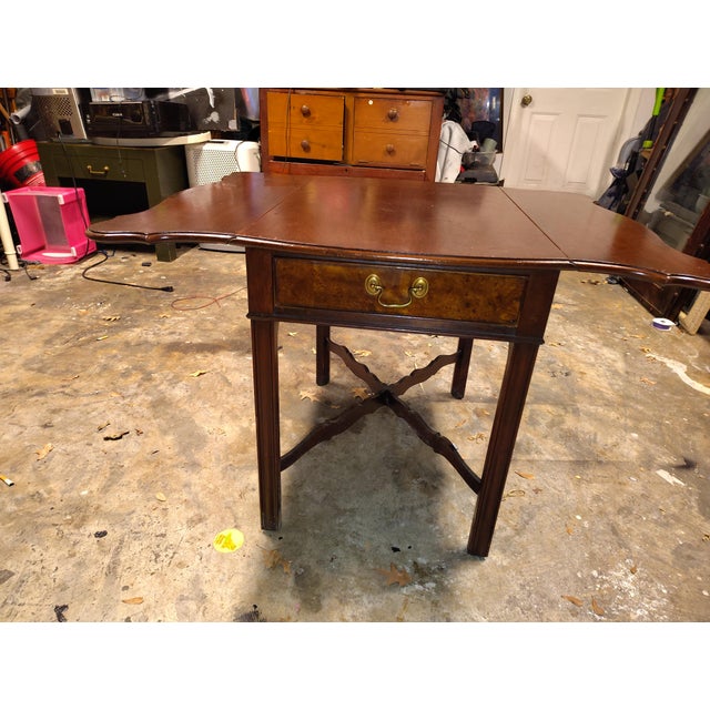 Made in the mid-20th century, this Hekman side table showcases classic Queen Anne–inspired form paired with a richly...