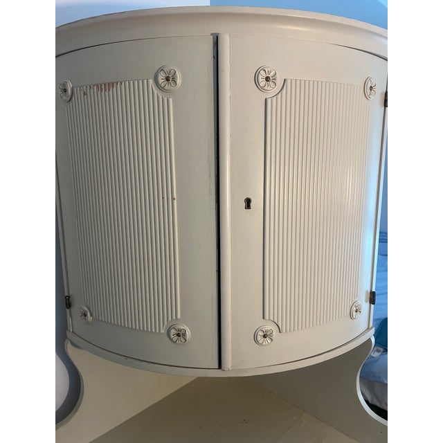 Swedish Vintage Gustavian Ribbed Corner Cabinet Rosette Storage Mid-20th Century For Sale - Image 4 of 7