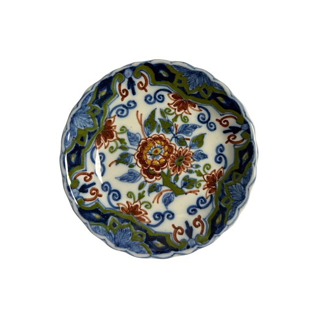 A set of five small hand-painted wall plates by Tichelaar Makkum, the Netherlands. Each plate has a scalloped, ribbed edge...