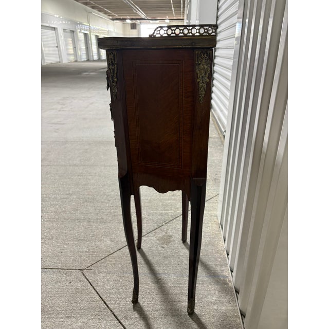 French Louis XV Style 3-Drawer Bedside / Side Table With a Marble Top and Gallery Tray, 19th Century For Sale - Image 4 of 7