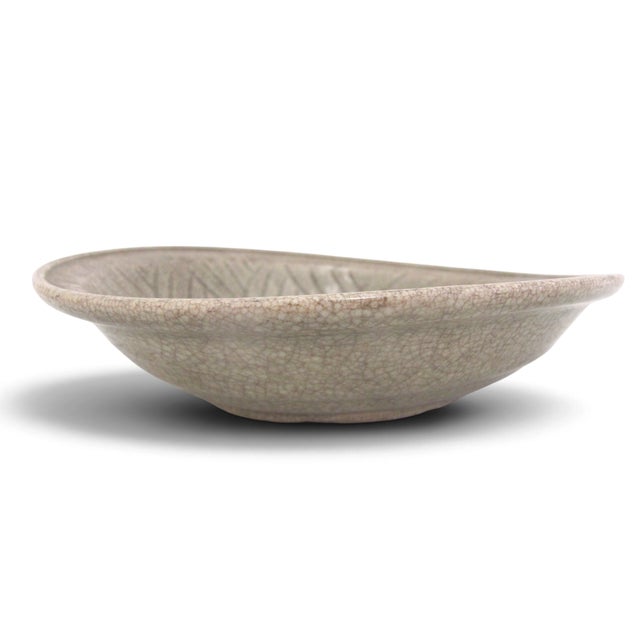 19th Century Thai Southeast Asian Sawankhalok Sukhothai Style Celadon Crackle Pottery Bowl For Sale - Image 5 of 11