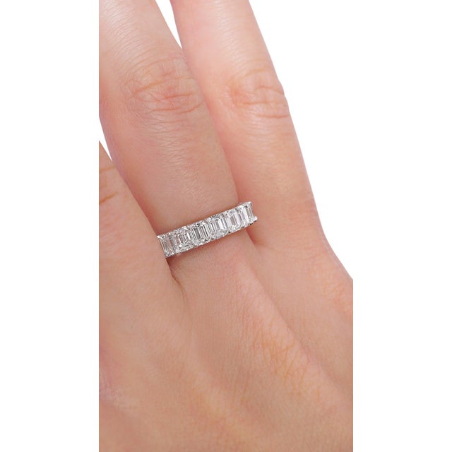 Contemporary 3.80 Carat Emerald Cut Diamond Wedding Eternity Band in Platinum, Size 6 For Sale - Image 3 of 4