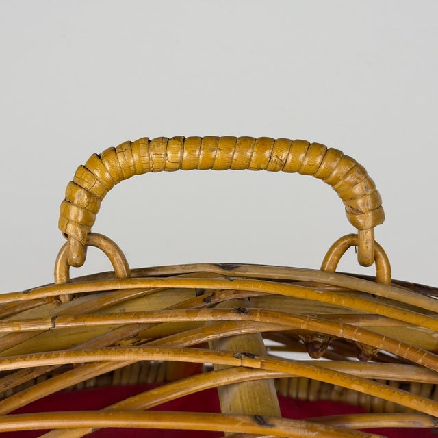Vintage rattan basket, made in Italy in the 1950s. The vintage rattan basket is in good vintage condition. Dimensions:...