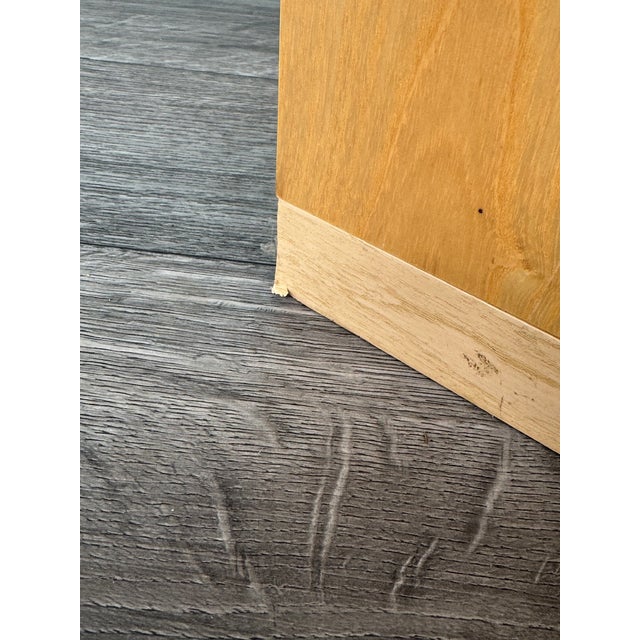 Bedside table in oak veneer. Excellent quality furniture made in a furniture factory in Italy in the 1980s. Peculiarities...