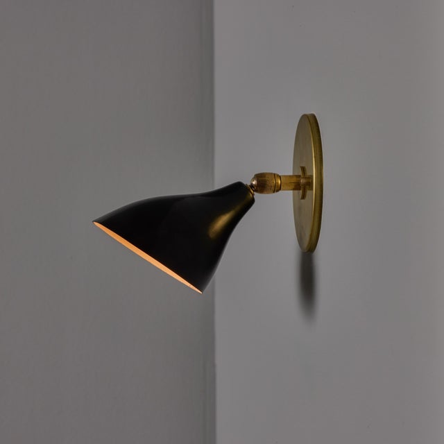 Mid-Century Modern 1960s Gino Sarfatti Model #26b Black and Brass Wall Lamp for Arteluce For Sale - Image 3 of 18