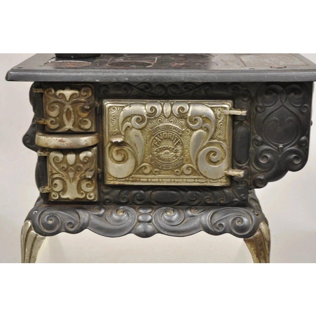 Antique Dolly's Favorite Cast Iron Child Salesman Sample Stove by Favorite Stove For Sale - Image 4 of 14