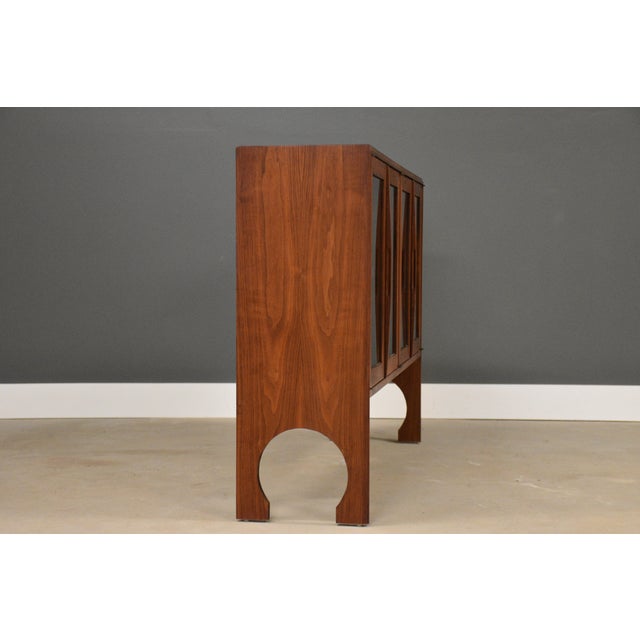 Mid-Century Modern 1960s Walnut Bookcase Display Cabinet For Sale - Image 3 of 8