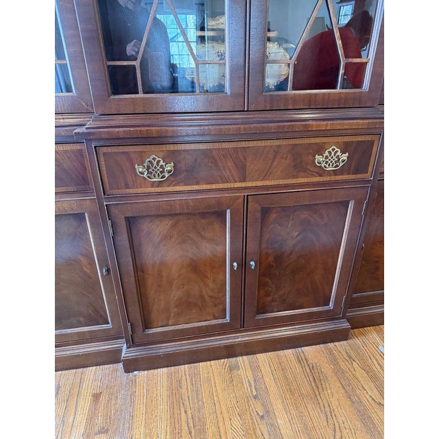 Mid 20th Century Georgian Carved Mahogany Breakfront Bookcase Cabinet by Hickory For Sale - Image 5 of 10