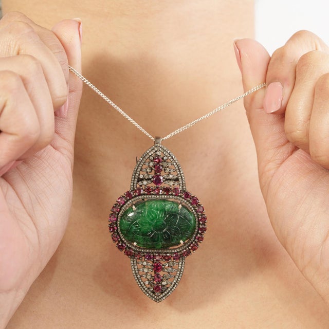 Art Deco Vintage Style Ornate 20 Ct Handcarved Emerald Ruby & Diamond Christmas Brooch Pendant For Sale - Image 3 of 15