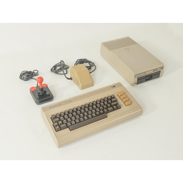 A design classic, the Commodore 64 MicroComputer from 1982. This home computer set includes an original beige C64 keyboard...