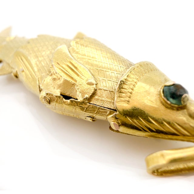 Vintage 1960s Yellow Gold & Emerald Articulating Fish Charm, Pendant For Sale In Los Angeles - Image 6 of 8