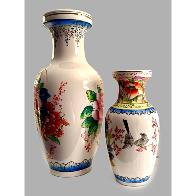 Chinoiserie Porcelain Vases, a Complementary Pair For Sale - Image 4 of 14