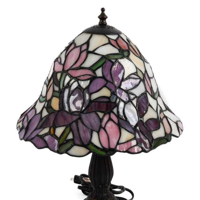 Art Nouveau Tiffany‑Style Painted Bronze Lily Pad Lamp – Art Nouveau Inspired Base With Harp & Finial For Sale - Image 3 of 6