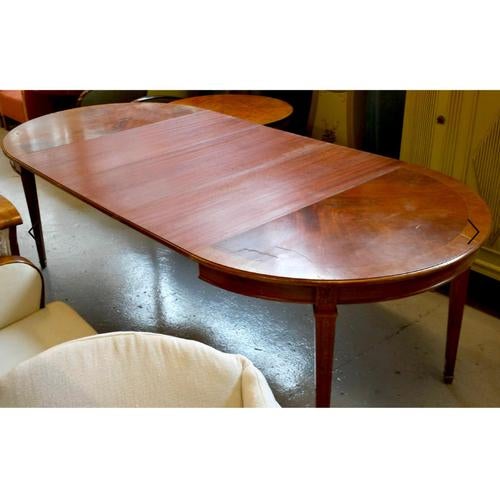 Unusual early 1900s Gustavian extendable dining table with top grade quilted mahogany veneers, Lovely pyramid fluted legs...