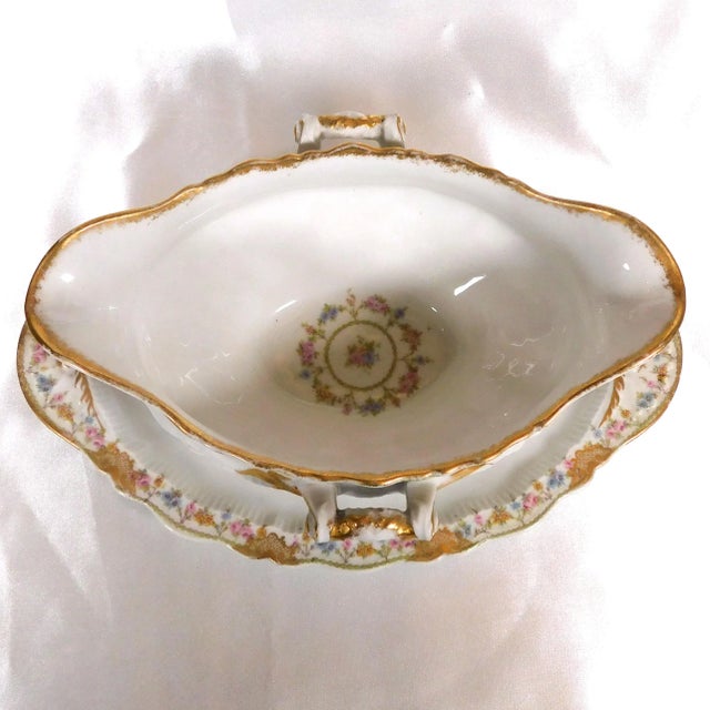 Traditional Early 1900s Theodore Haviland Antique Gravy Boat in Schleiger 630-2 For Sale - Image 3 of 5