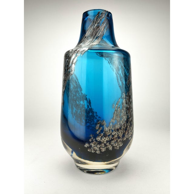 Magical large blue vase with inclusions of air bubbles by Prof. Heinrich Töpferhardt (1901 - 1979). The weight of the vase...