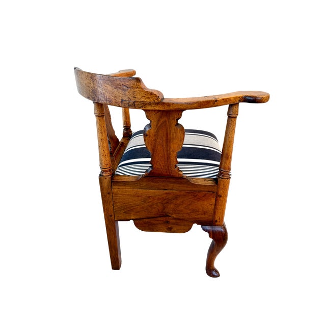 American Queen Ann Style Walnut Corner Commode Chair, Circa 1740 For Sale - Image 10 of 13