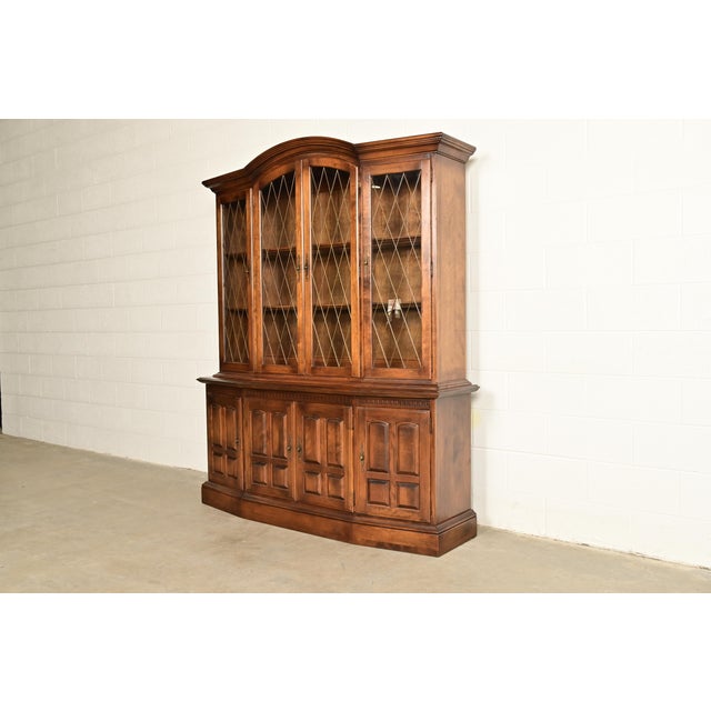 American Ethan Allen Georgian Solid Maple Lighted Breakfront Bookcase Cabinet For Sale - Image 3 of 17