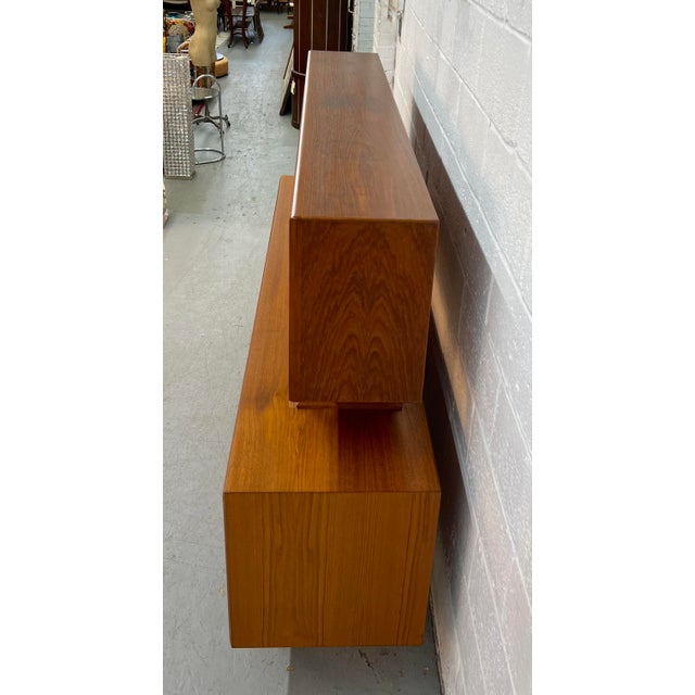 Danish Mid-Century Modern Teak Server W/ Glass Top Hutch For Sale In New York - Image 6 of 18