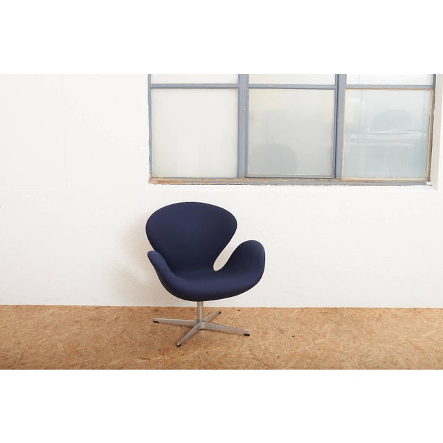 Swan Chair in Cast Aluminum Frame by Arne Jacobsen, 2001 For Sale - Image 11 of 15