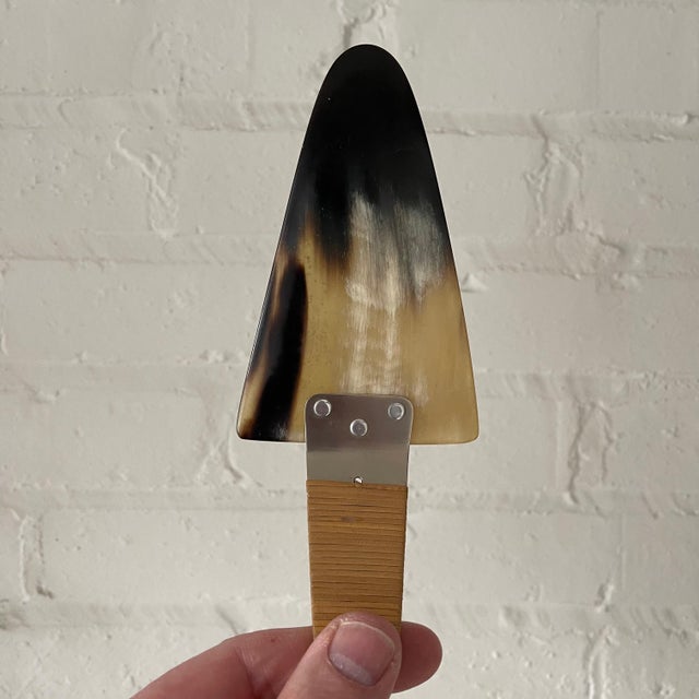 Tan 1960s Carl Auböck Horn Cake Server For Sale - Image 8 of 8