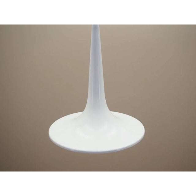The lamp was made in the 1970s by the Danish manufactory Frandsen. It is made of sheet metal in white. The disc-shaped...