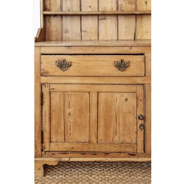 Late 19th Century Antique English Pine Welsh Dresser With Open Plate Rack | C. 1880–1900 For Sale - Image 5 of 6