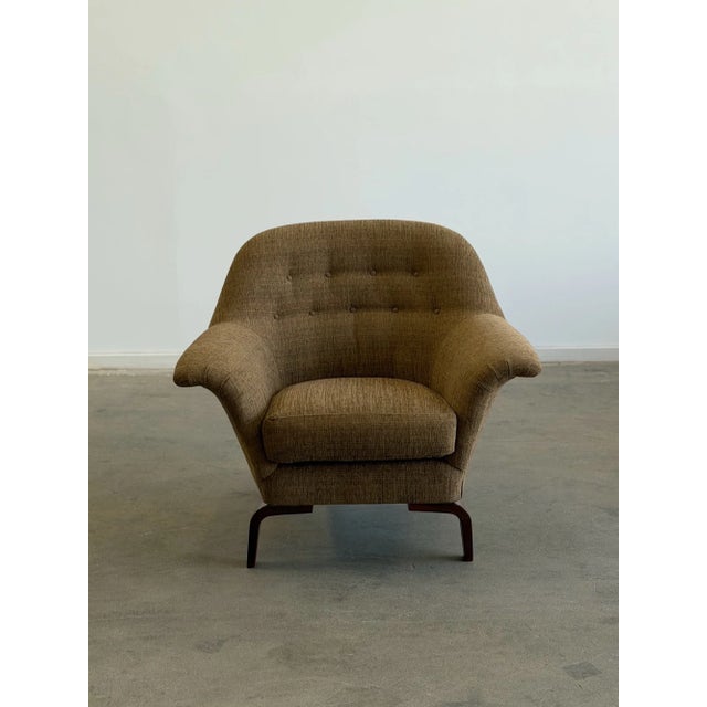 W37 D34 H32 SW19.5 SD21 SH20.5 AH23 A masterclass in organic geometry. This artisanal lounge chair features a dramatic,...