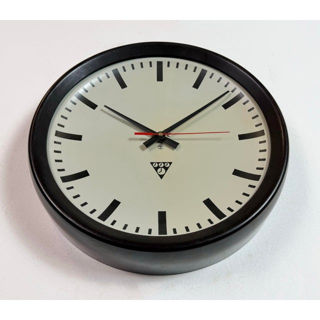 Industrial Brown Bakelite Factory Wall Clock from Pragotron, 1960s For Sale - Image 6 of 17